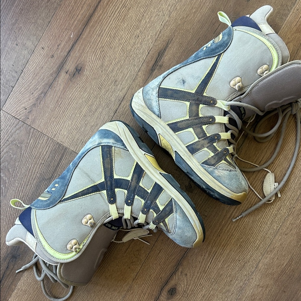 Burton Beige, Navy and Yellow snowboard Boots ! Size 6.5